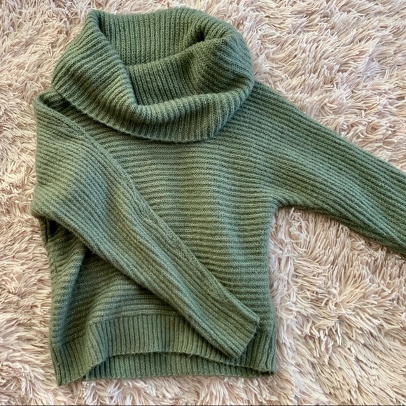 Green turtleneck - Picture 3 of 4